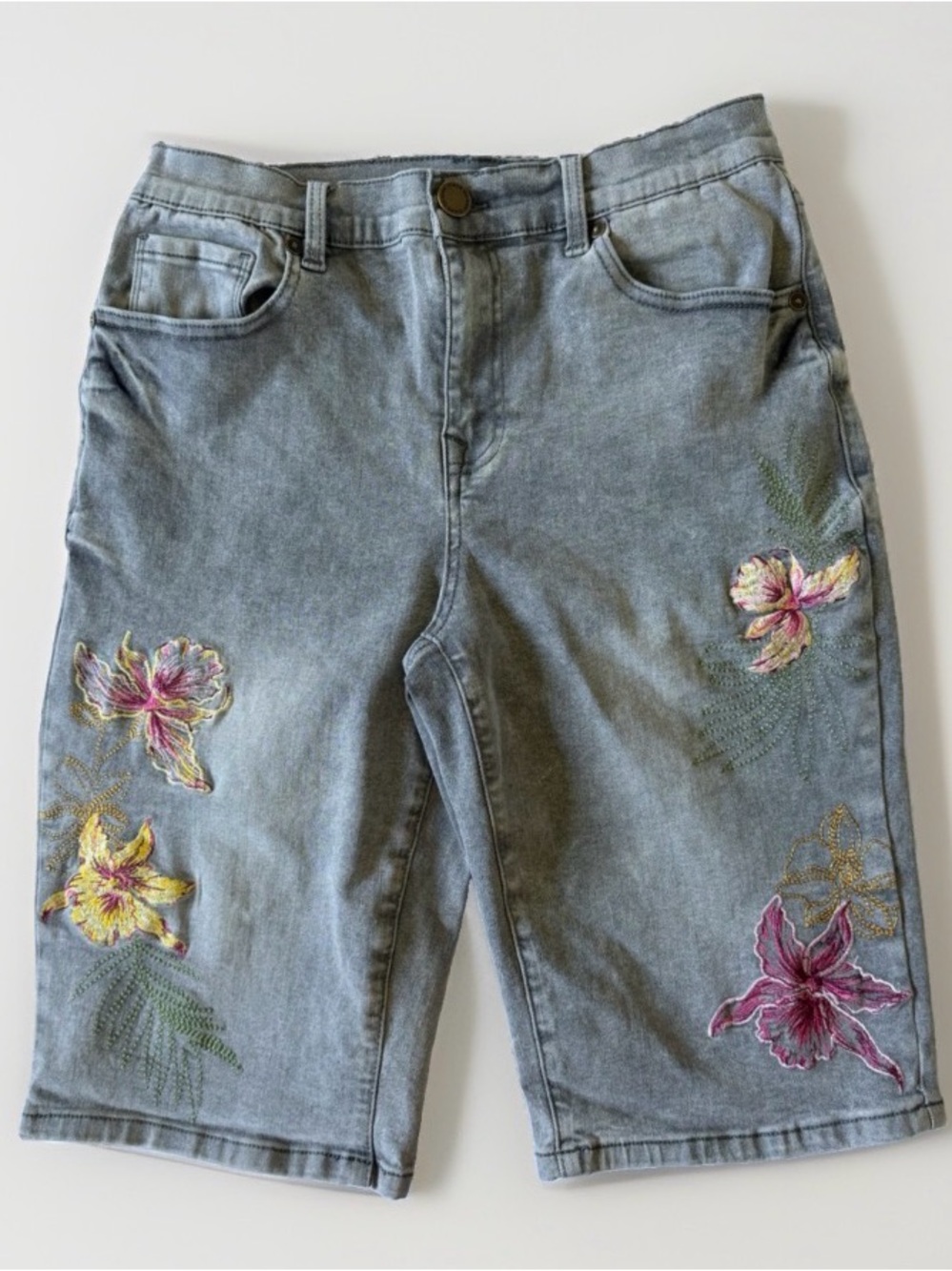 DG2 Diane Gilman Gray Embroidered Floral Denim Bermuda Shorts 8P Stretch Jorts